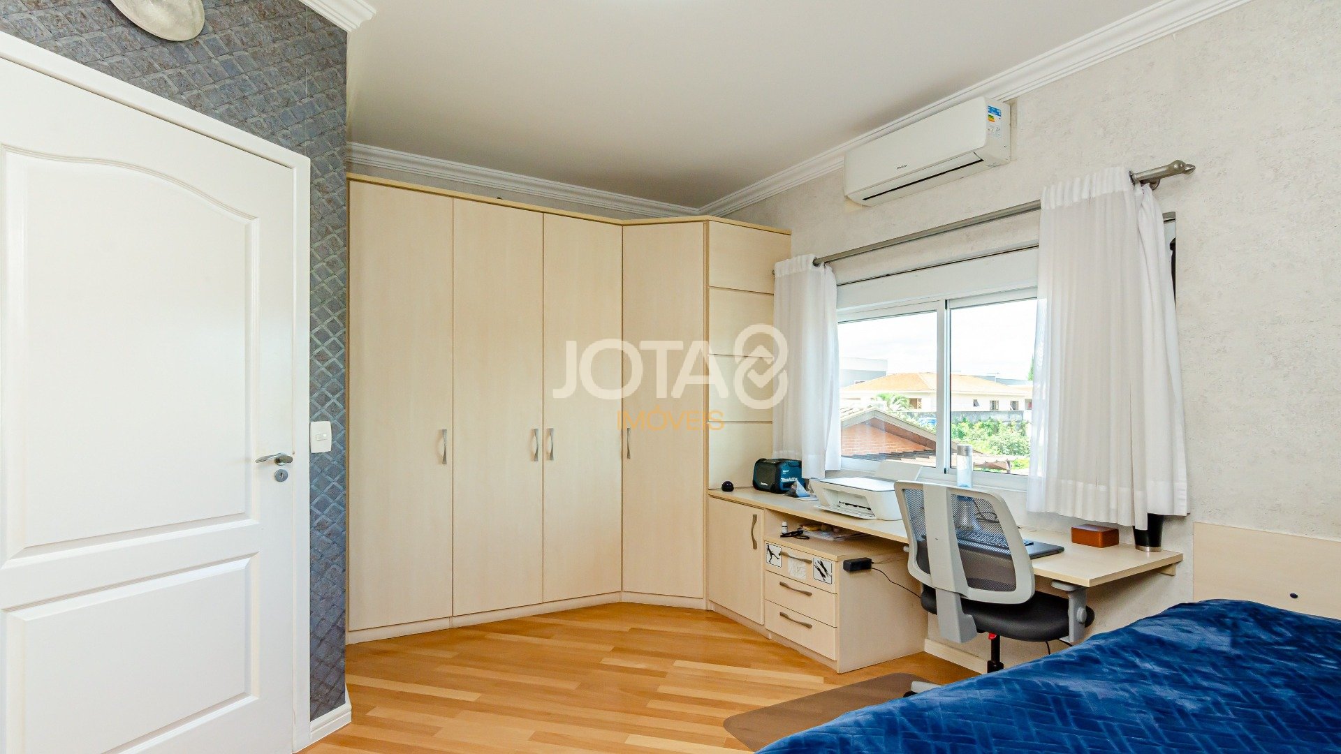 4 QUARTOS E 2 SUÍTES EM SANTA FELICIDADE