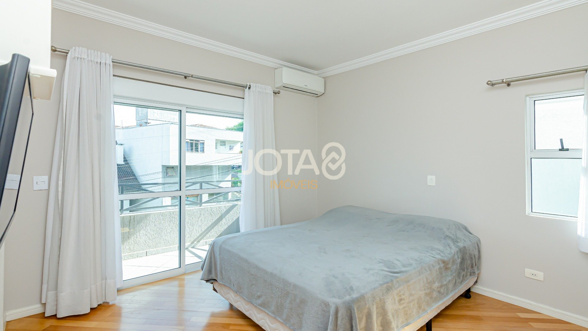 4 QUARTOS E 2 SUÍTES EM SANTA FELICIDADE