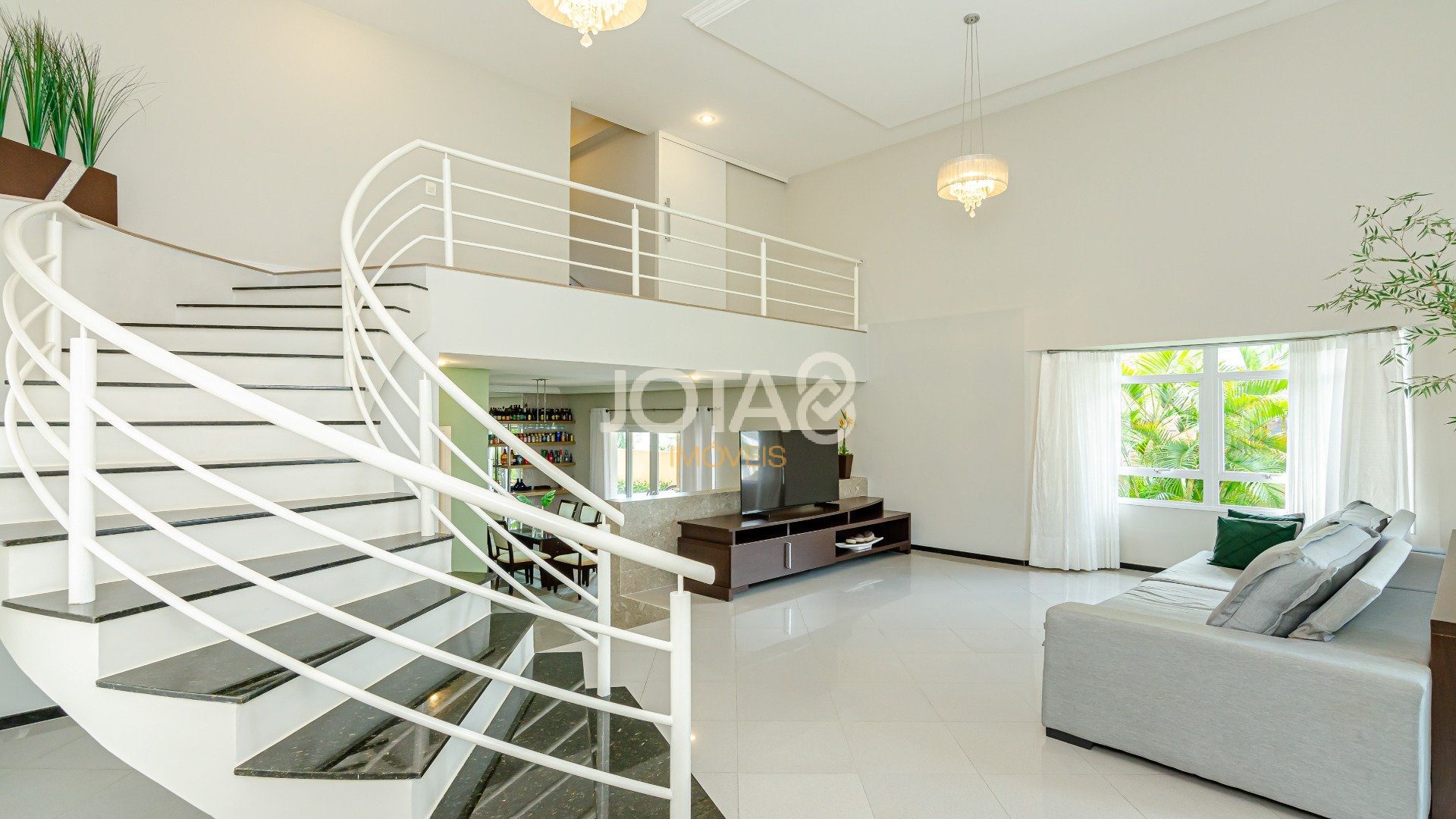 CASA COM 4 QUARTOS E PISCINA NO CAMPO COMPRIDO
