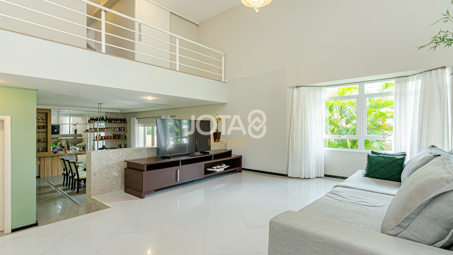 CASA COM 4 QUARTOS E PISCINA NO CAMPO COMPRIDO