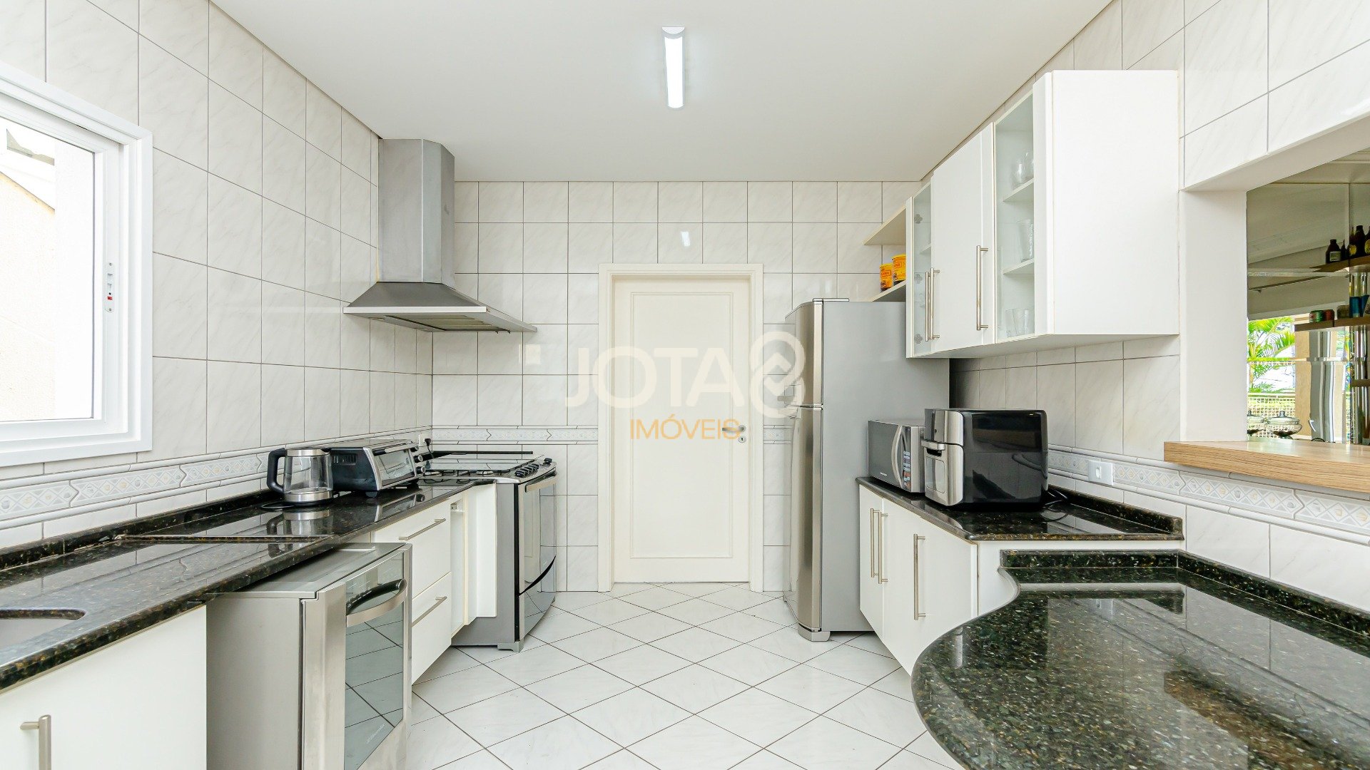 CASA COM 4 QUARTOS E PISCINA NO CAMPO COMPRIDO