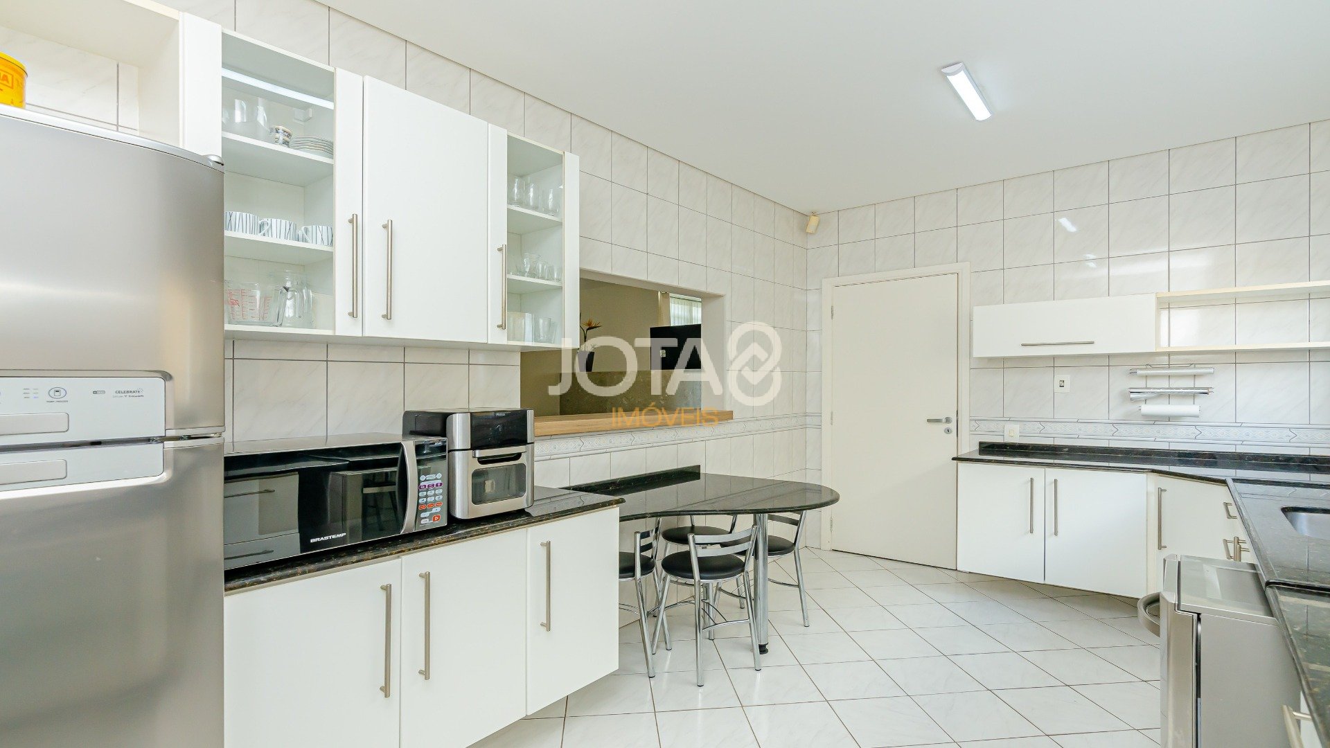 CASA COM 4 QUARTOS E PISCINA NO CAMPO COMPRIDO