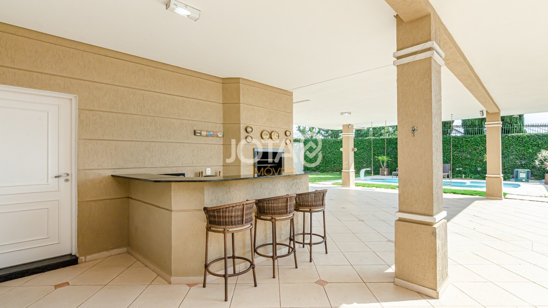 CASA COM 4 QUARTOS E PISCINA NO CAMPO COMPRIDO