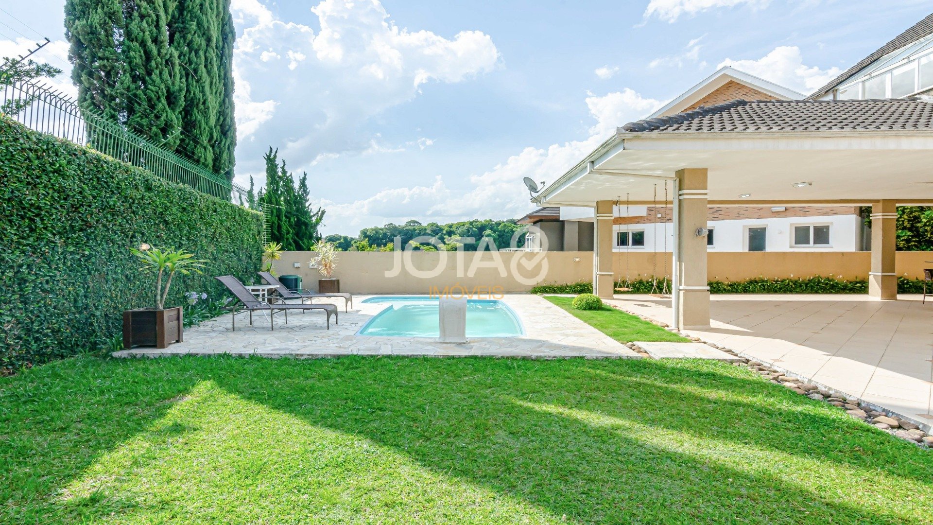 CASA COM 4 QUARTOS E PISCINA NO CAMPO COMPRIDO