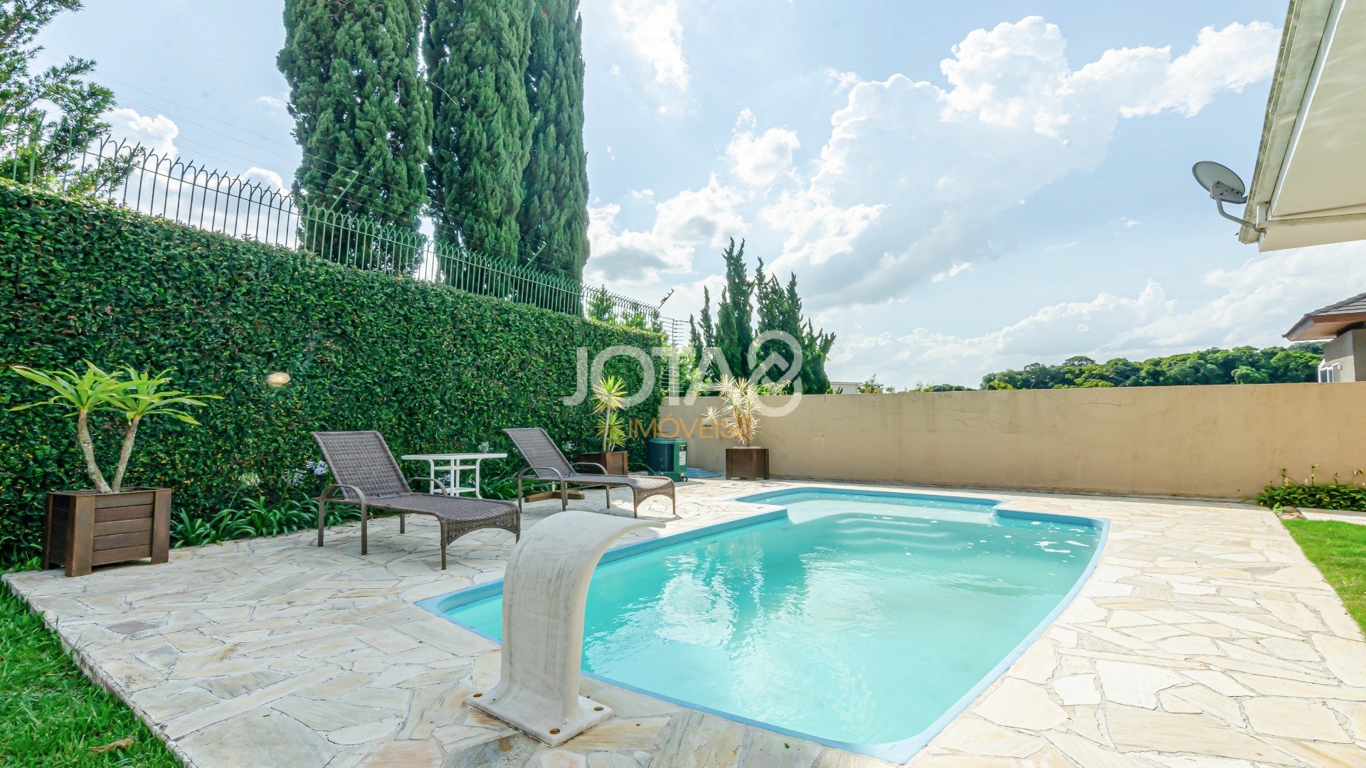 CASA COM 4 QUARTOS E PISCINA NO CAMPO COMPRIDO