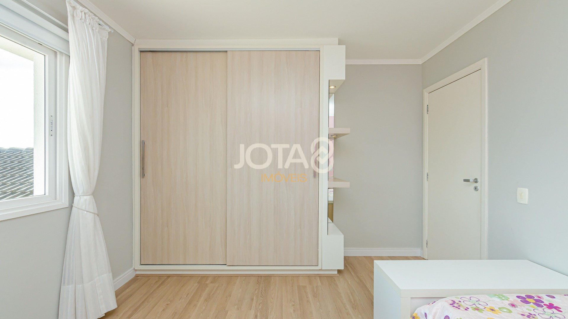 CASA COM 4 QUARTOS E PISCINA NO CAMPO COMPRIDO