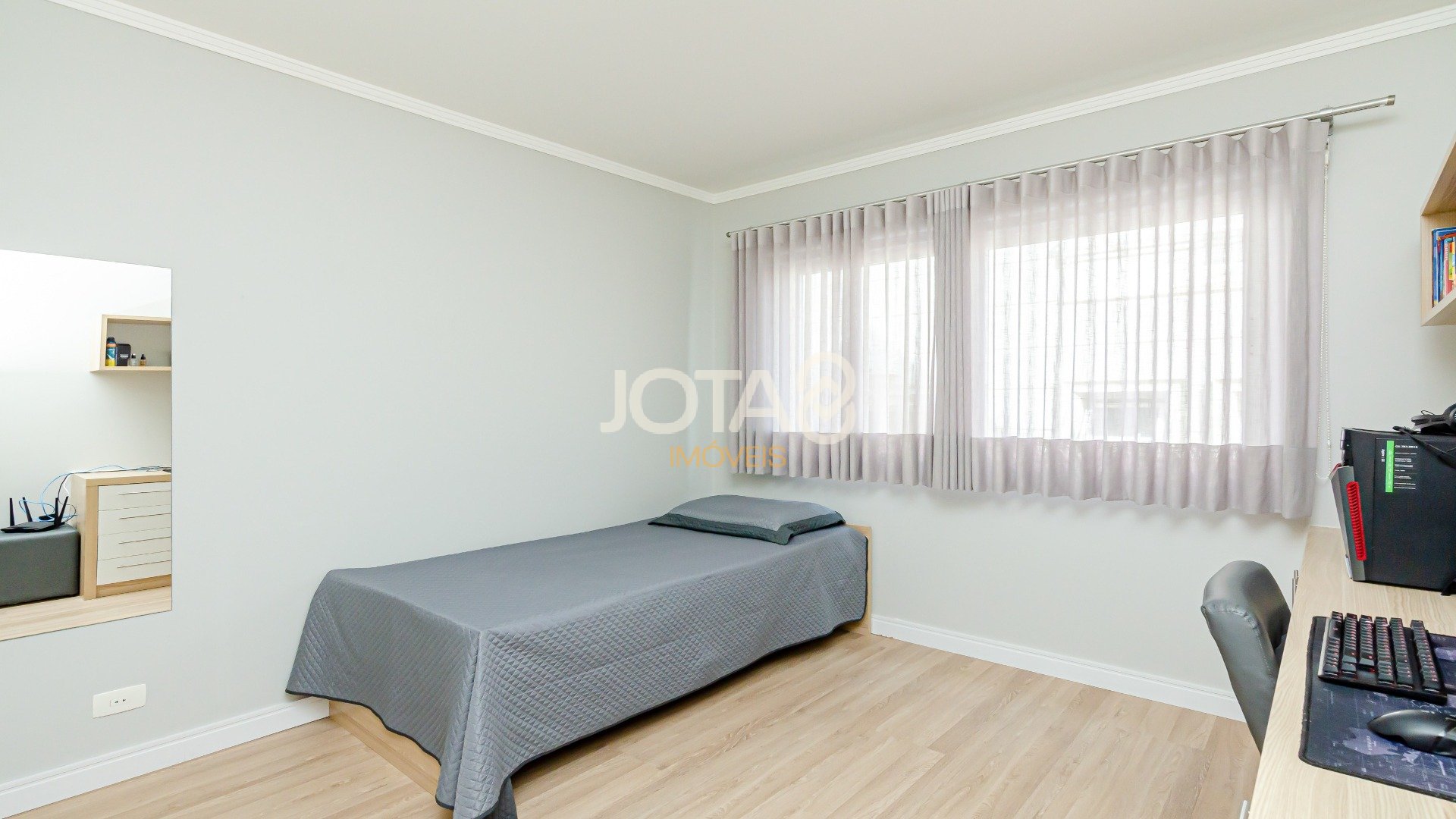 CASA COM 4 QUARTOS E PISCINA NO CAMPO COMPRIDO