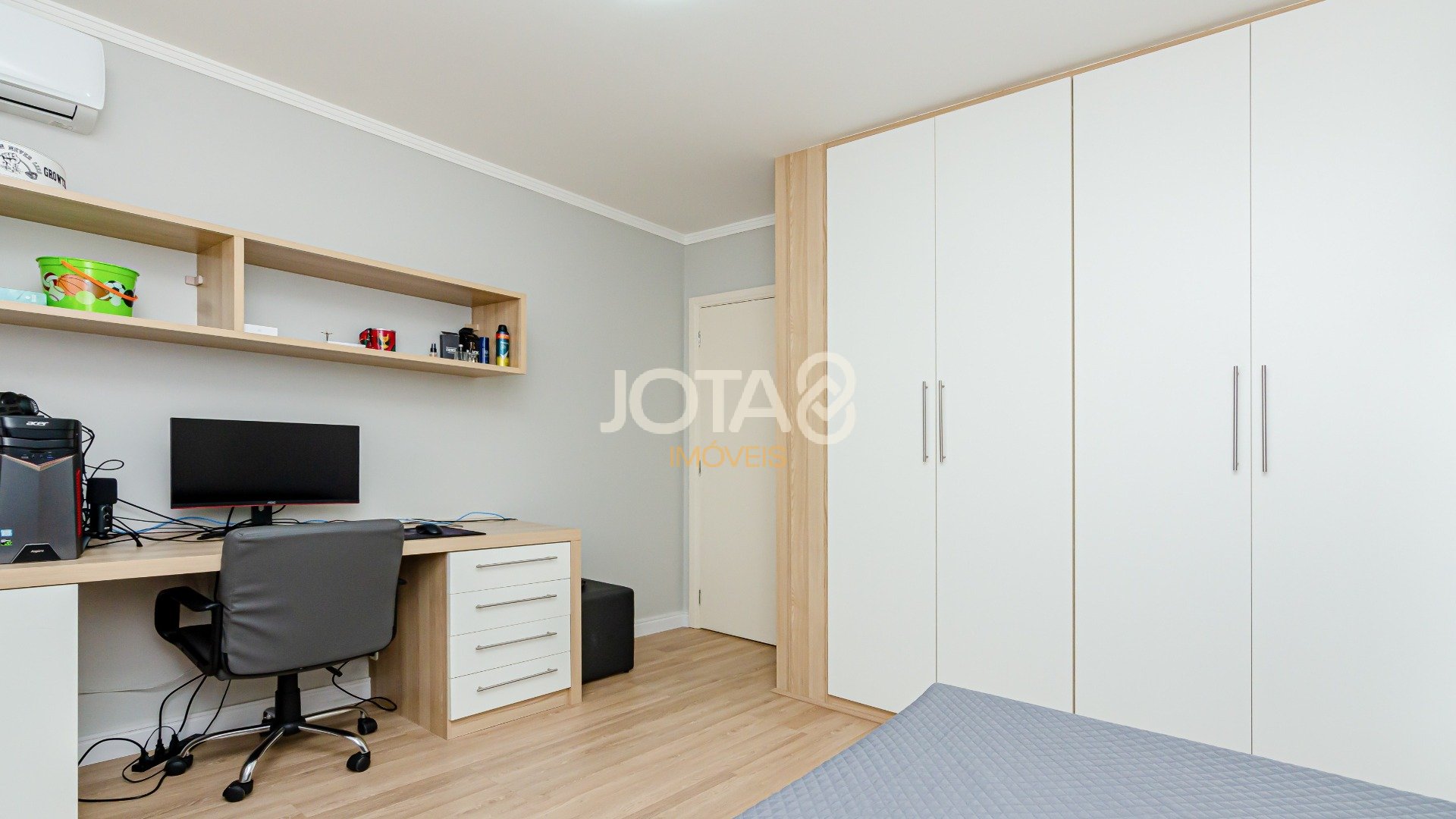 CASA COM 4 QUARTOS E PISCINA NO CAMPO COMPRIDO