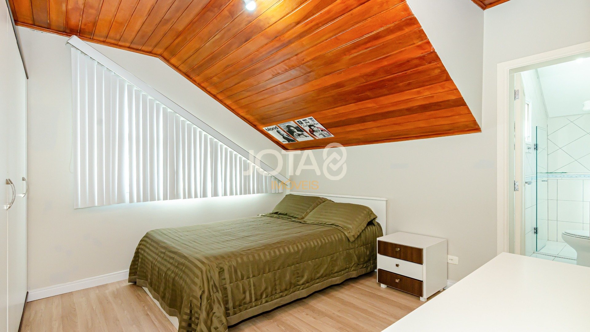 CASA COM 4 QUARTOS E PISCINA NO CAMPO COMPRIDO
