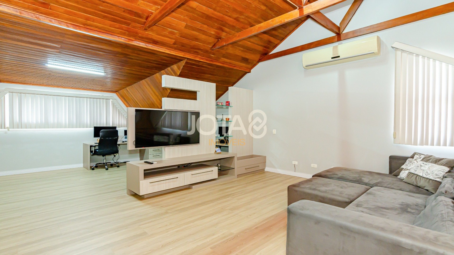 CASA COM 4 QUARTOS E PISCINA NO CAMPO COMPRIDO