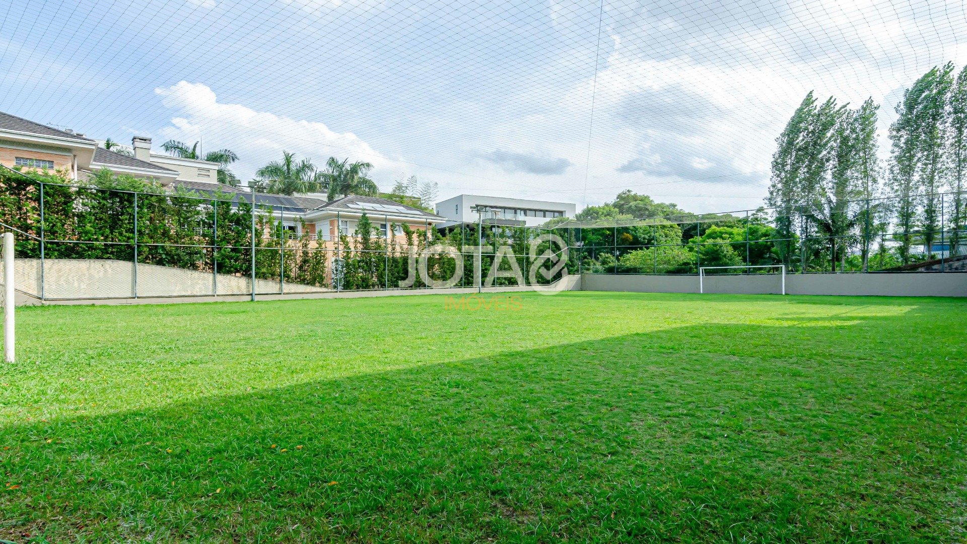 CASA COM 4 QUARTOS E PISCINA NO CAMPO COMPRIDO
