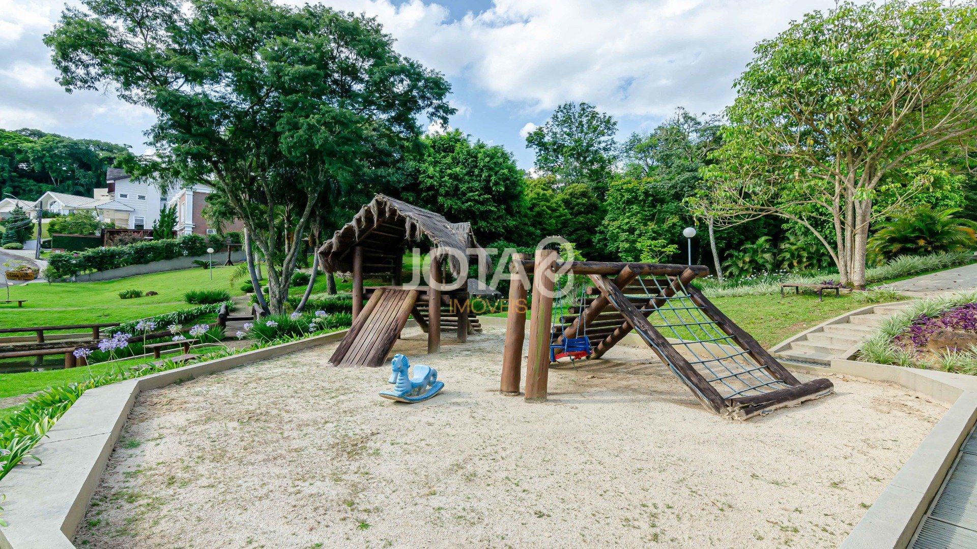 CASA COM 4 QUARTOS E PISCINA NO CAMPO COMPRIDO