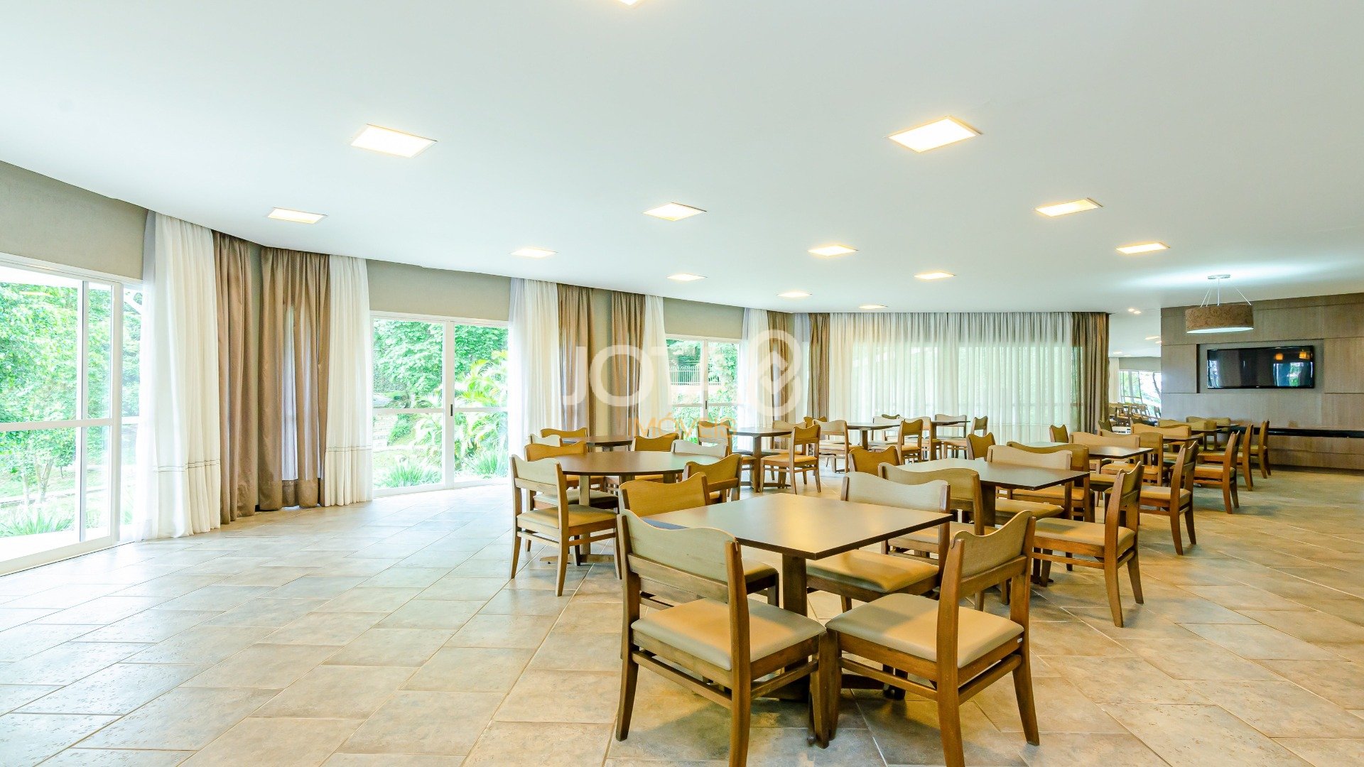 CASA COM 4 QUARTOS E PISCINA NO CAMPO COMPRIDO
