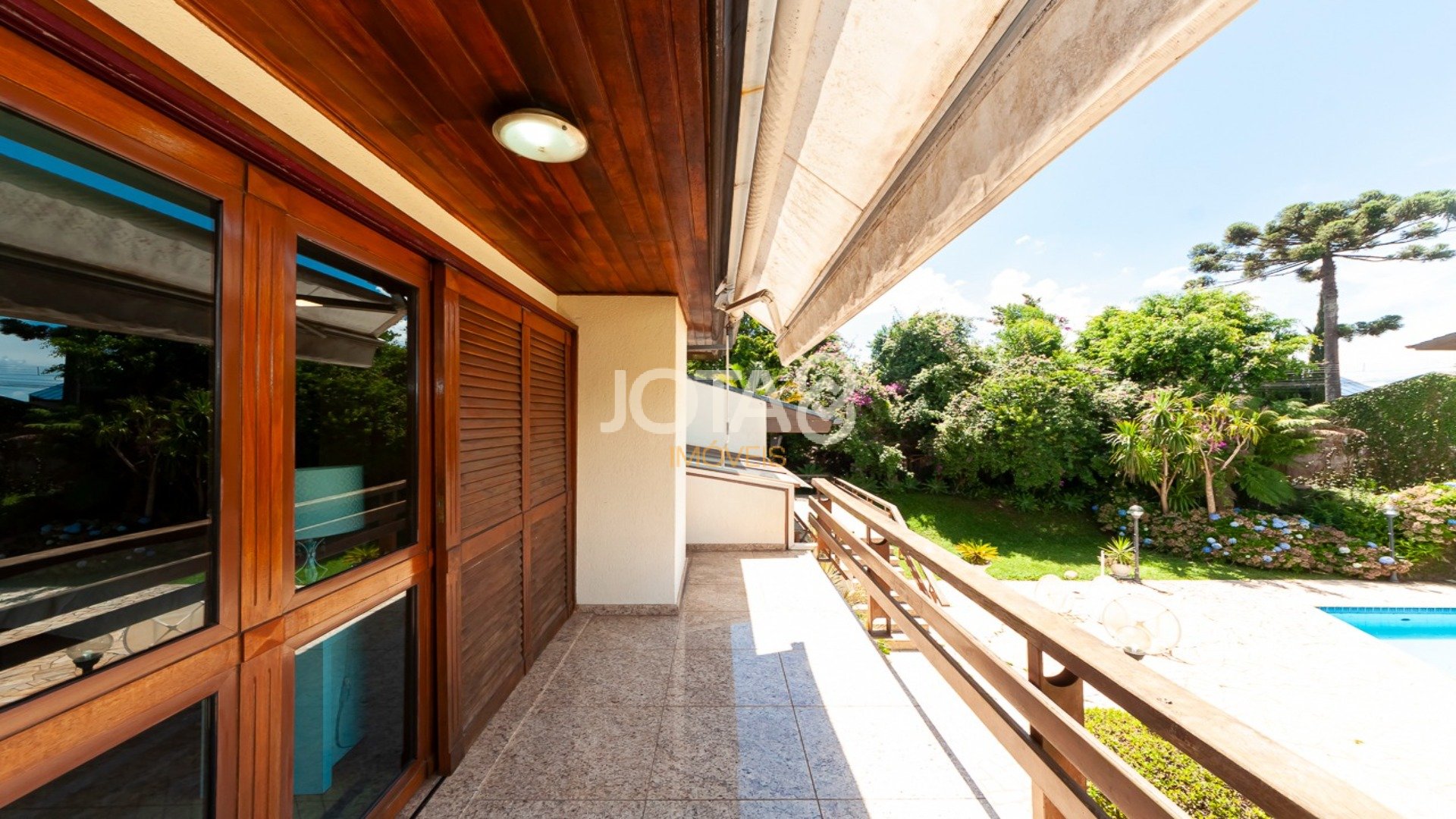 CASA DE PRESTÍGIO COM BELÍSSIMO JARDIM