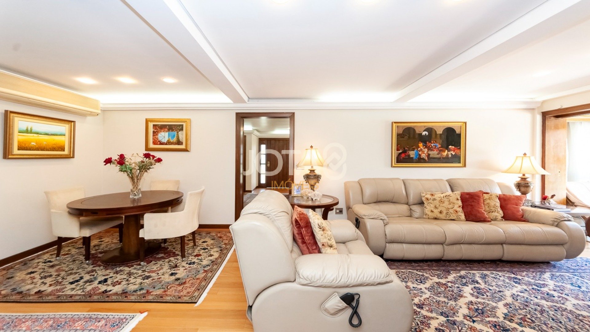 CASA DE PRESTÍGIO COM BELÍSSIMO JARDIM