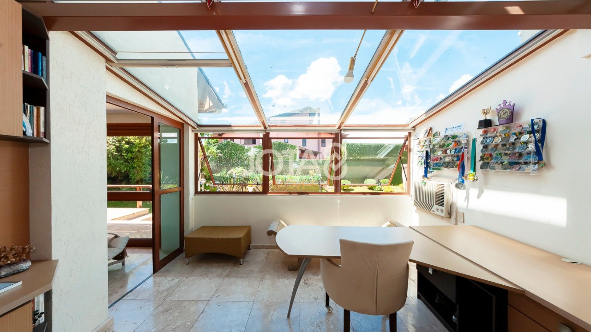 CASA DE PRESTÍGIO COM BELÍSSIMO JARDIM