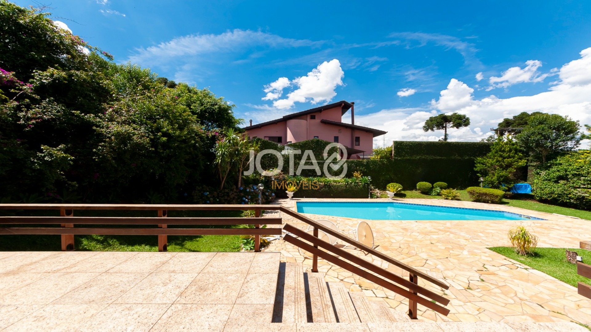 CASA DE PRESTÍGIO COM BELÍSSIMO JARDIM