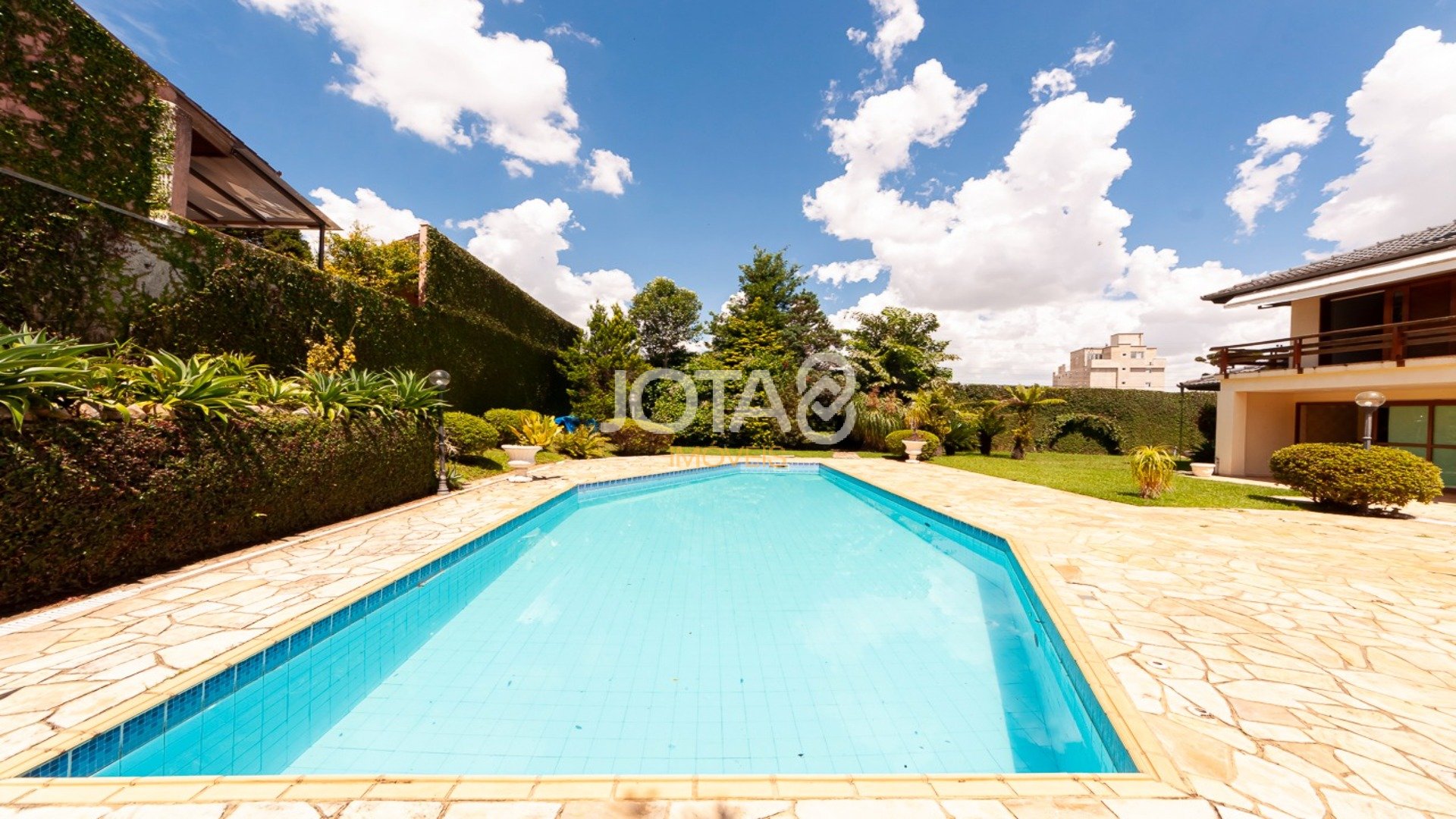 CASA DE PRESTÍGIO COM BELÍSSIMO JARDIM