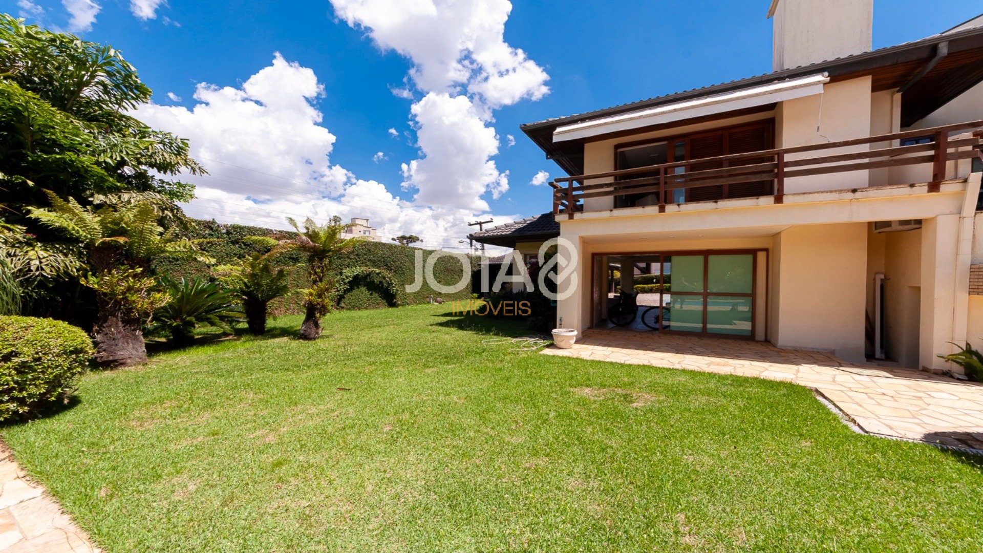 CASA DE PRESTÍGIO COM BELÍSSIMO JARDIM