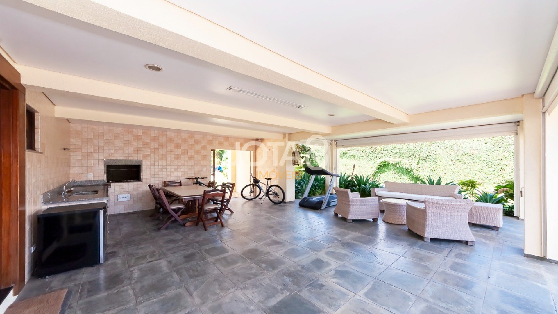 CASA DE PRESTÍGIO COM BELÍSSIMO JARDIM
