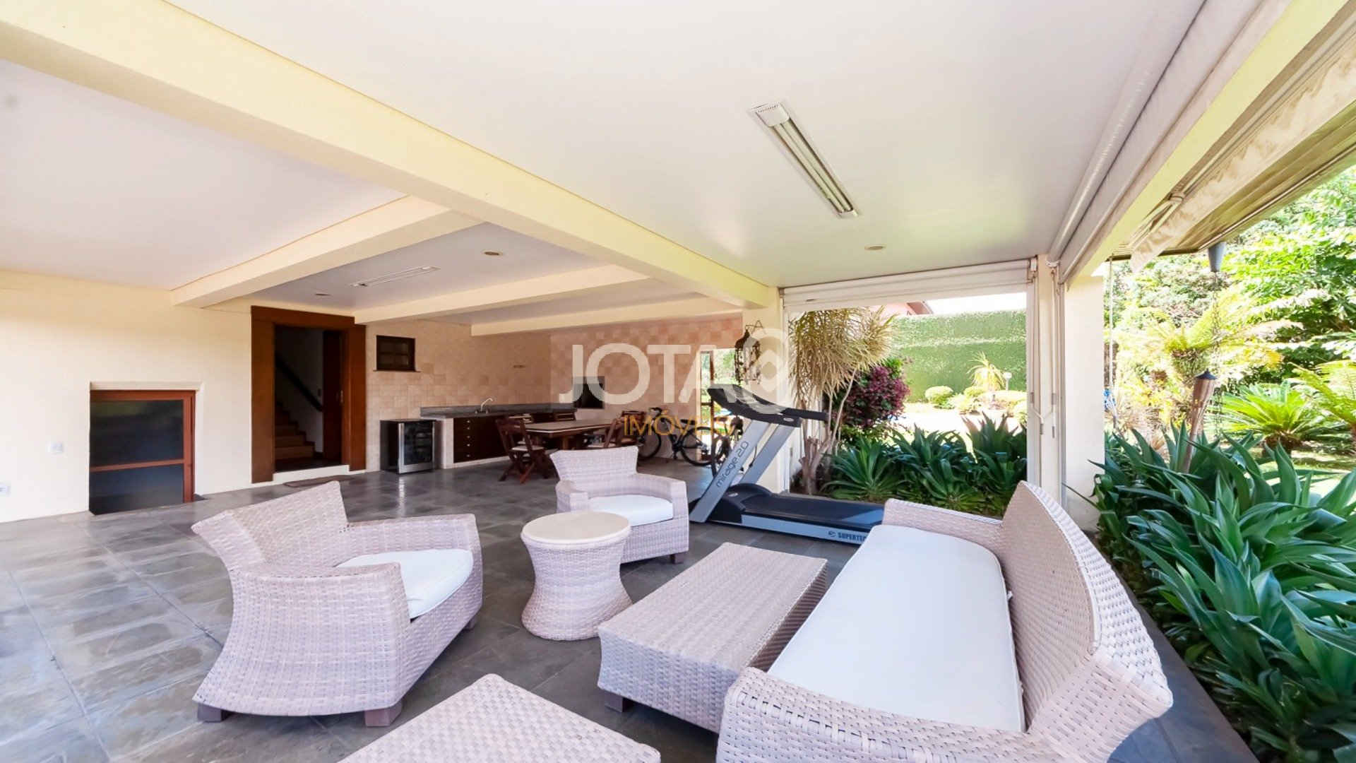 CASA DE PRESTÍGIO COM BELÍSSIMO JARDIM