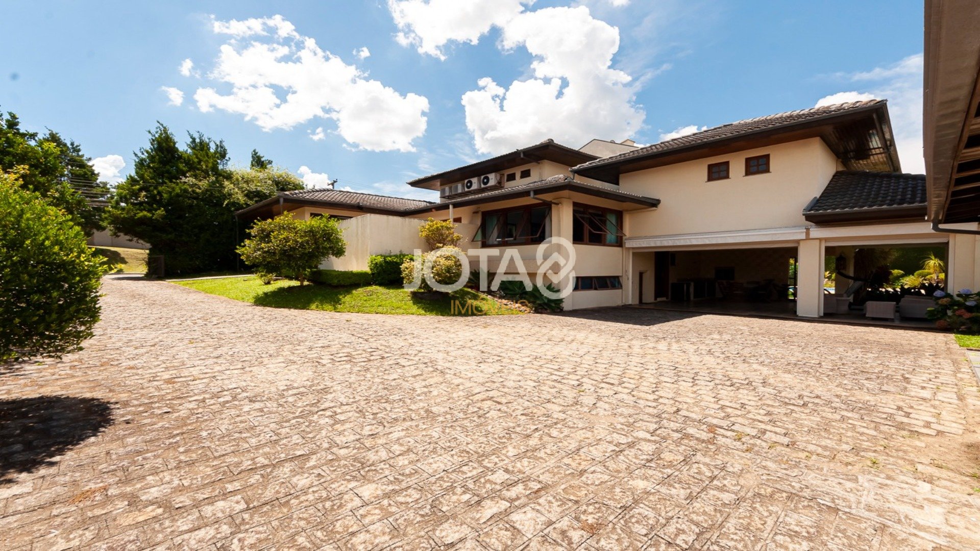 CASA DE PRESTÍGIO COM BELÍSSIMO JARDIM