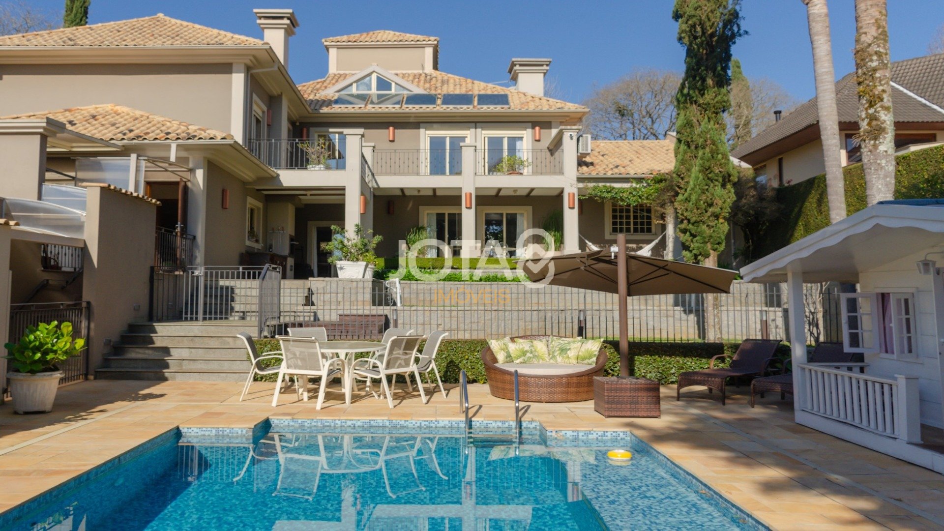 CASA EXCLUSIVA NO CONDOMÍNIO JARDIM COROADOS