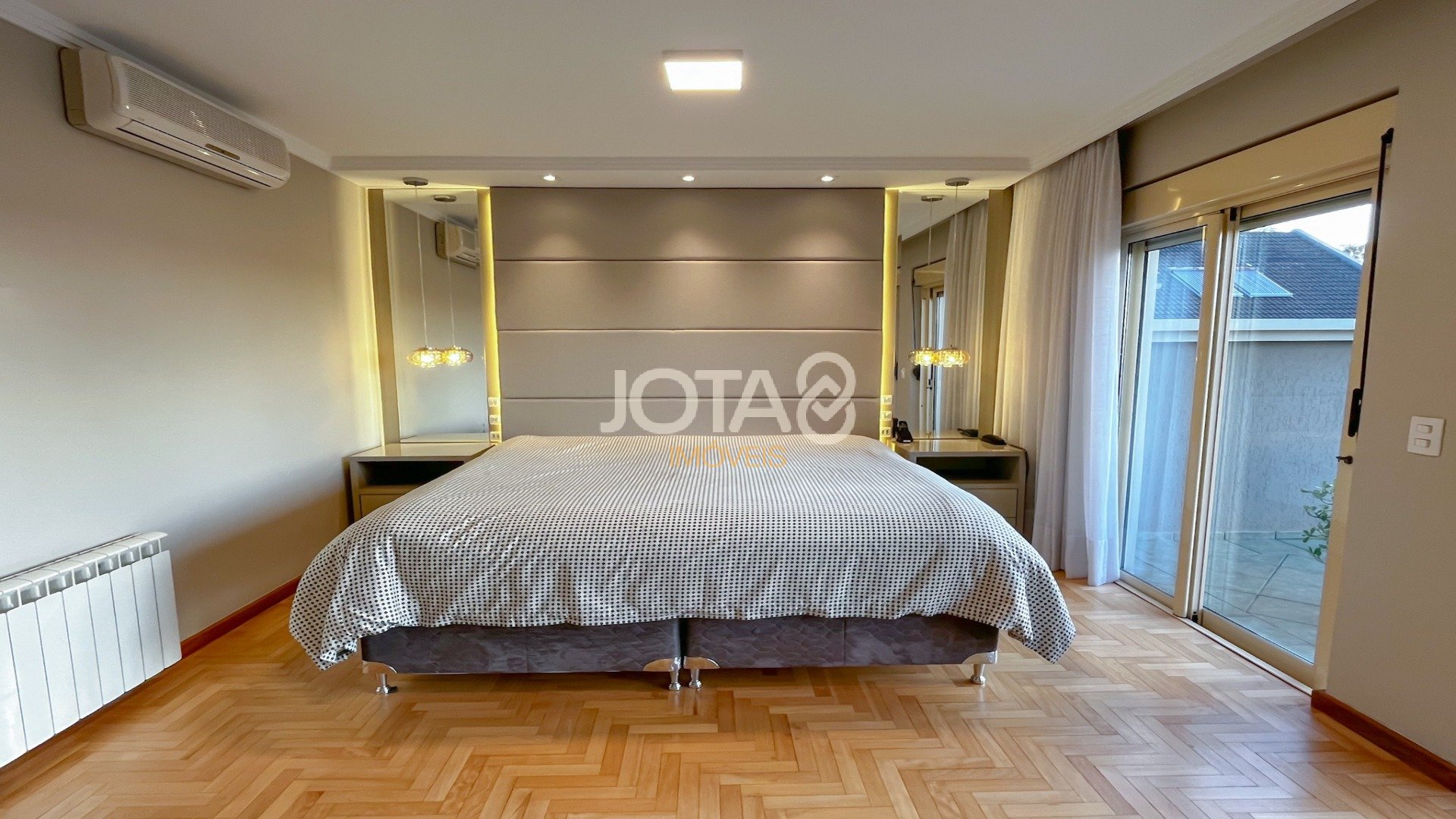 CASA EXCLUSIVA NO CONDOMÍNIO JARDIM COROADOS