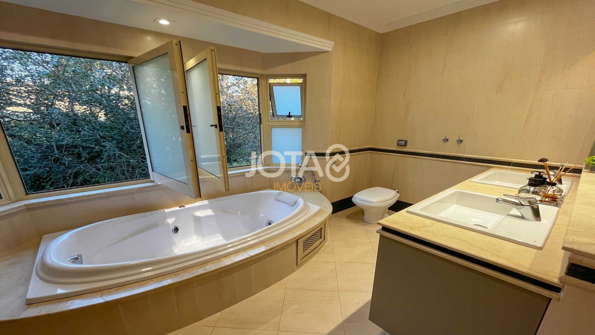 CASA EXCLUSIVA NO CONDOMÍNIO JARDIM COROADOS