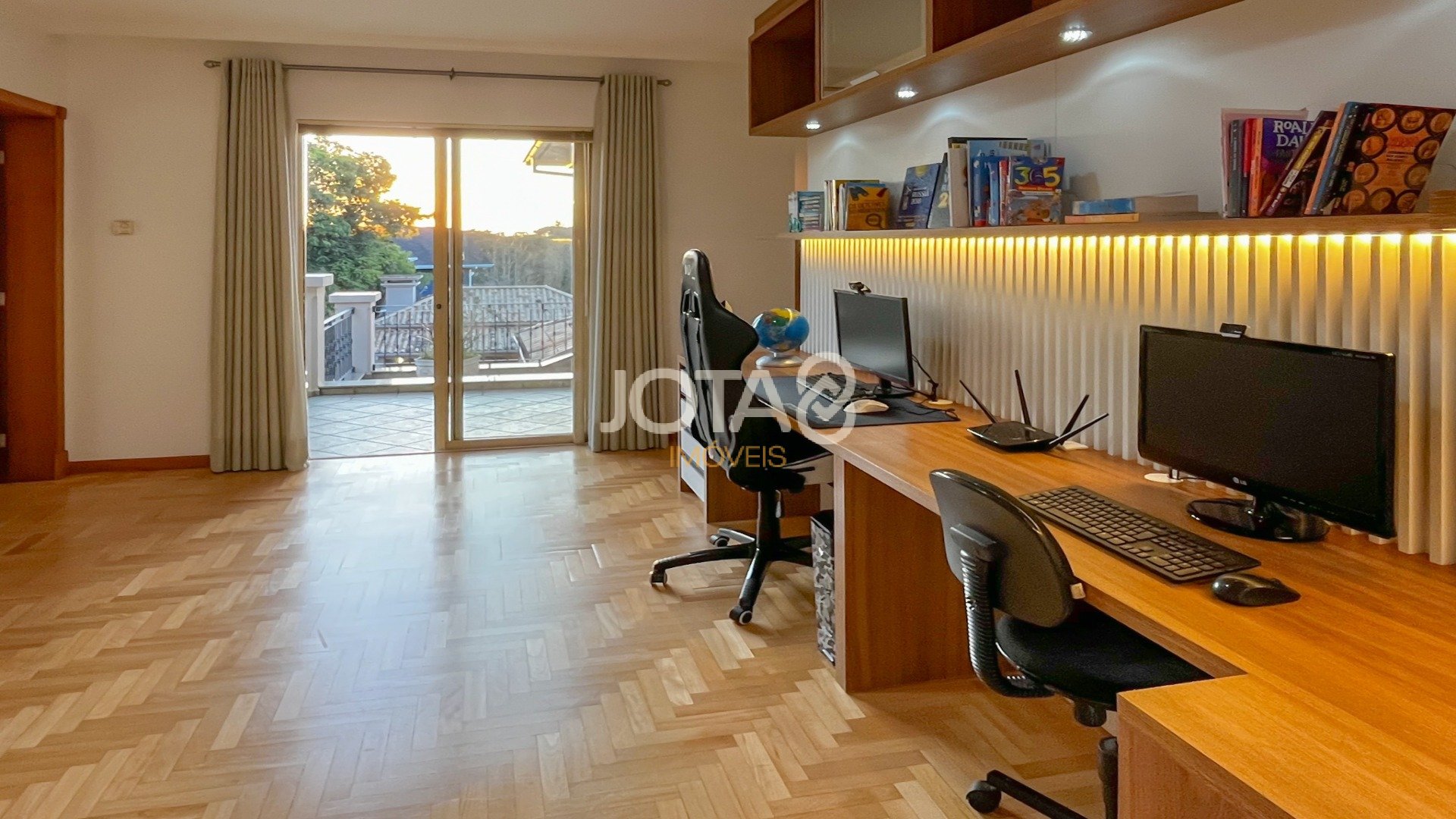 CASA EXCLUSIVA NO CONDOMÍNIO JARDIM COROADOS