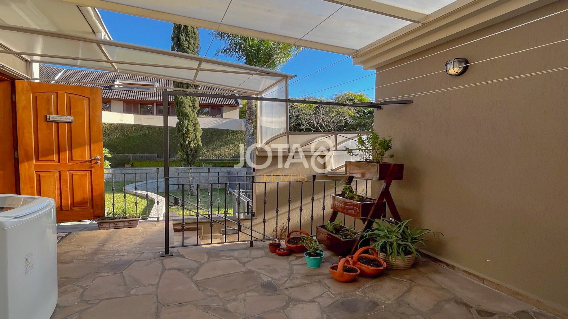 CASA EXCLUSIVA NO CONDOMÍNIO JARDIM COROADOS