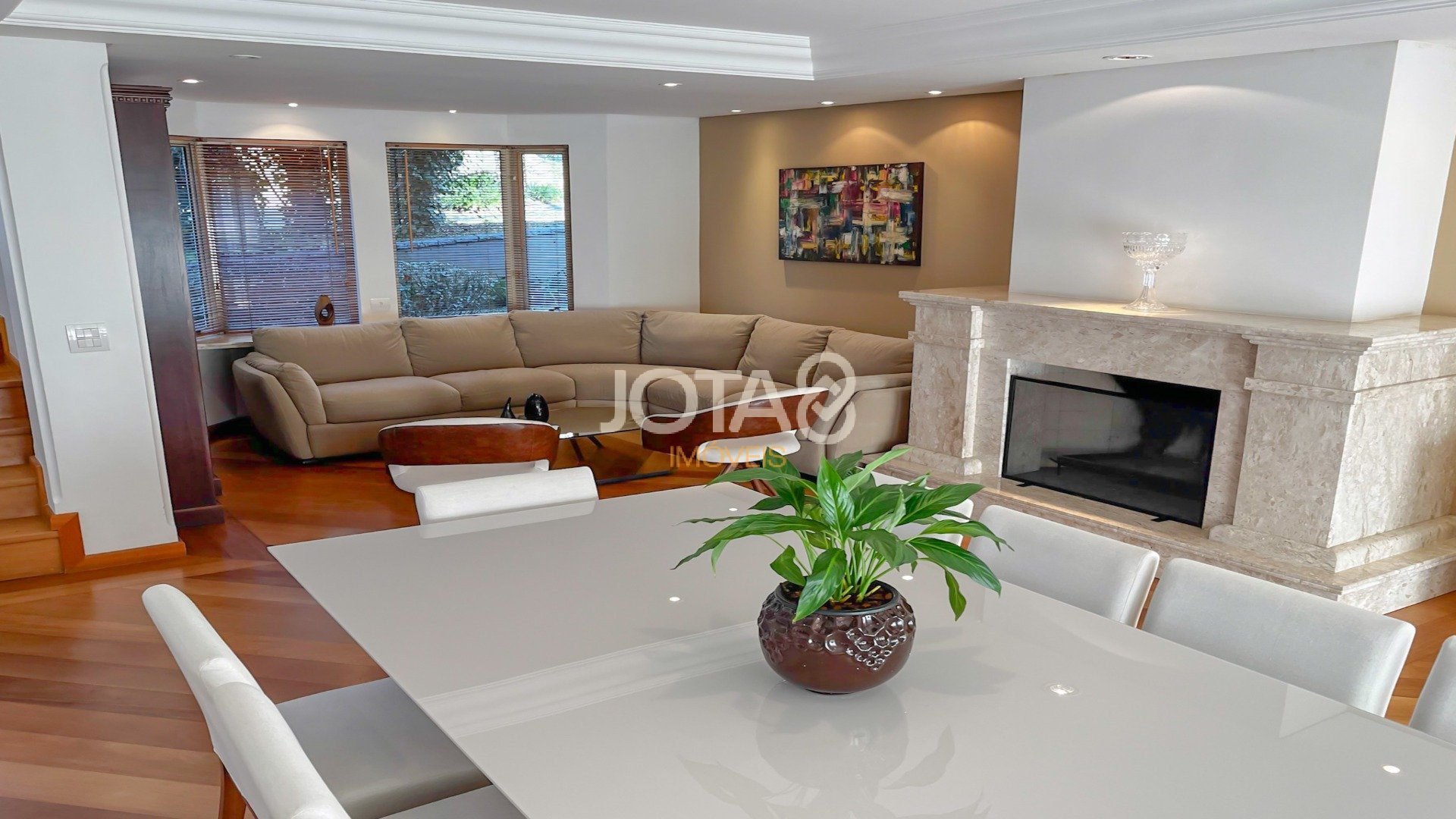 CASA EXCLUSIVA NO CONDOMÍNIO JARDIM COROADOS