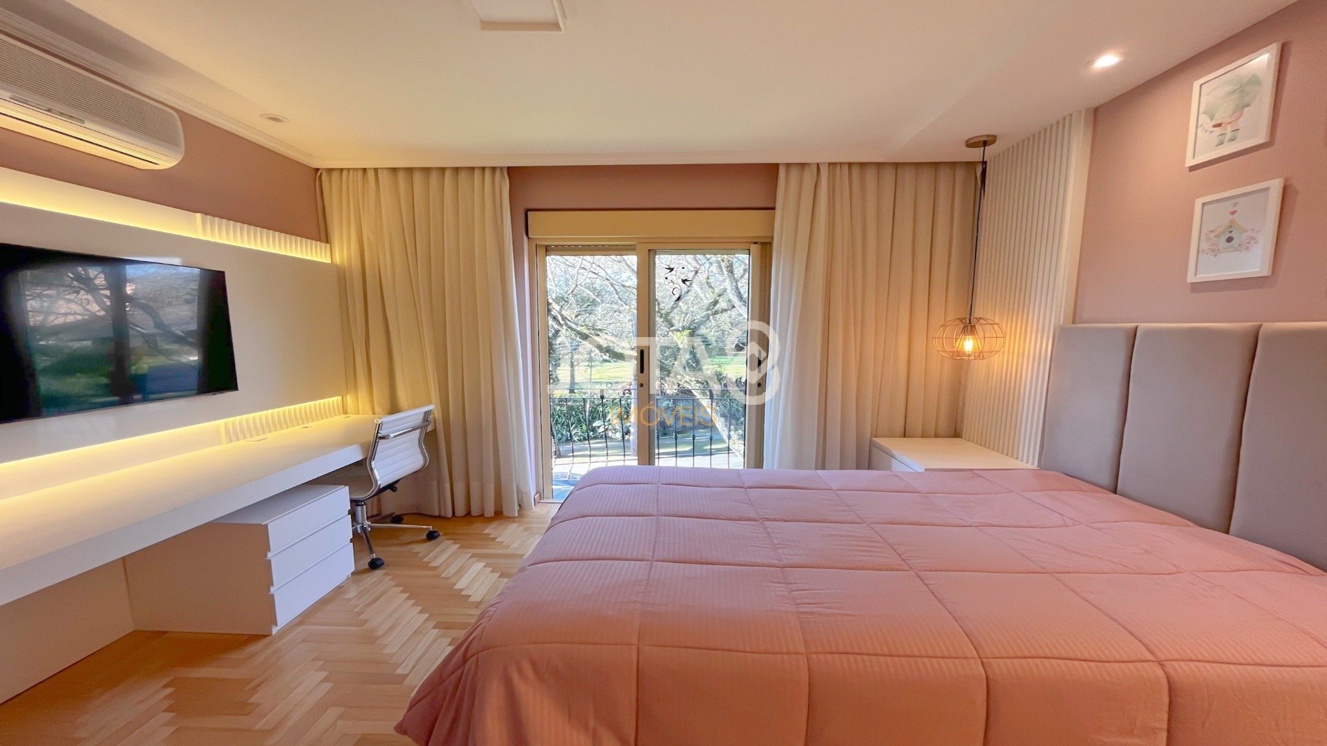 CASA EXCLUSIVA NO CONDOMÍNIO JARDIM COROADOS