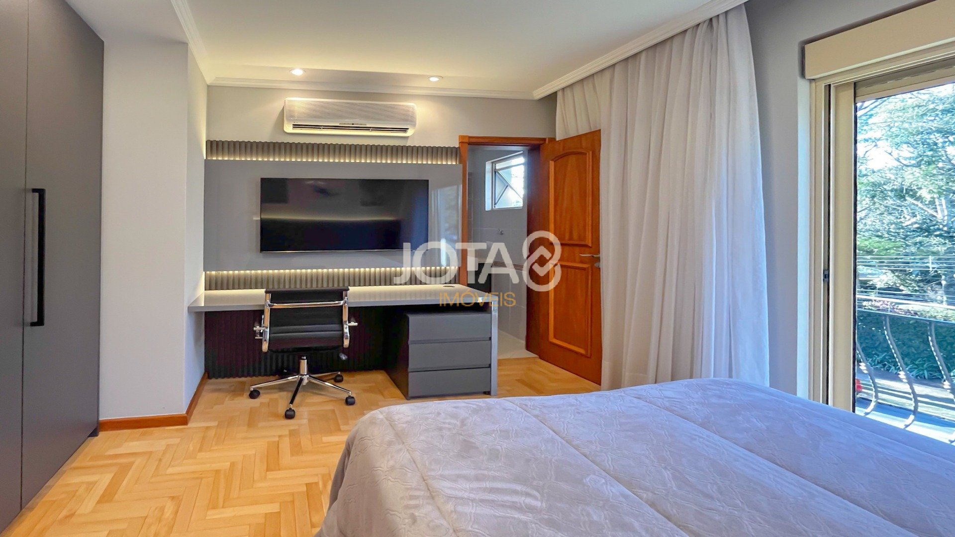 CASA EXCLUSIVA NO CONDOMÍNIO JARDIM COROADOS