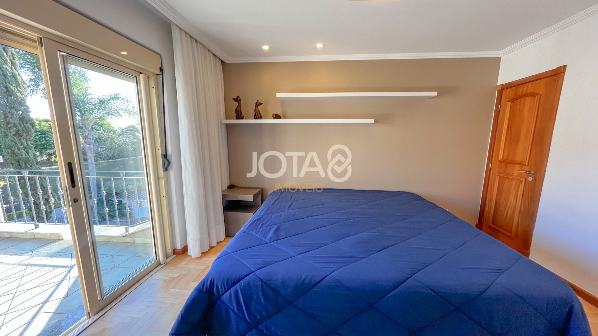 CASA EXCLUSIVA NO CONDOMÍNIO JARDIM COROADOS