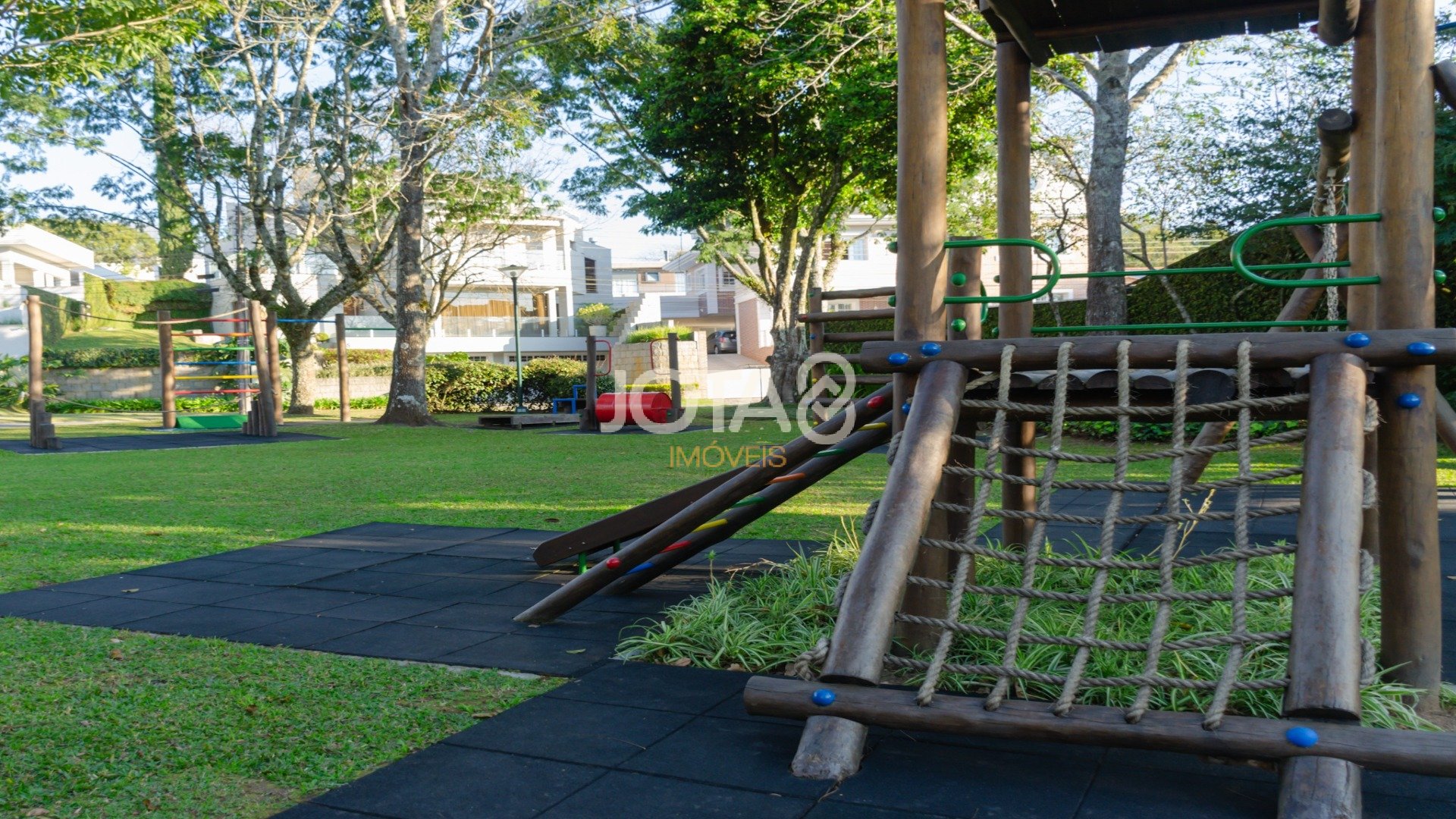 CASA EXCLUSIVA NO CONDOMÍNIO JARDIM COROADOS