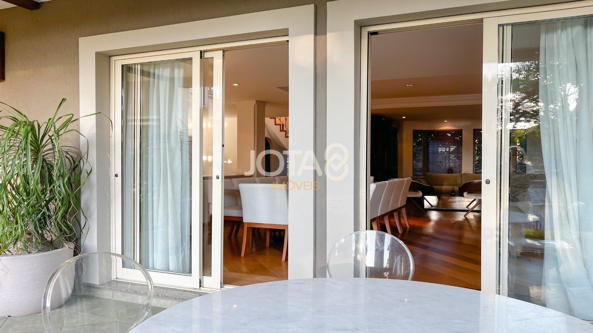 CASA EXCLUSIVA NO CONDOMÍNIO JARDIM COROADOS