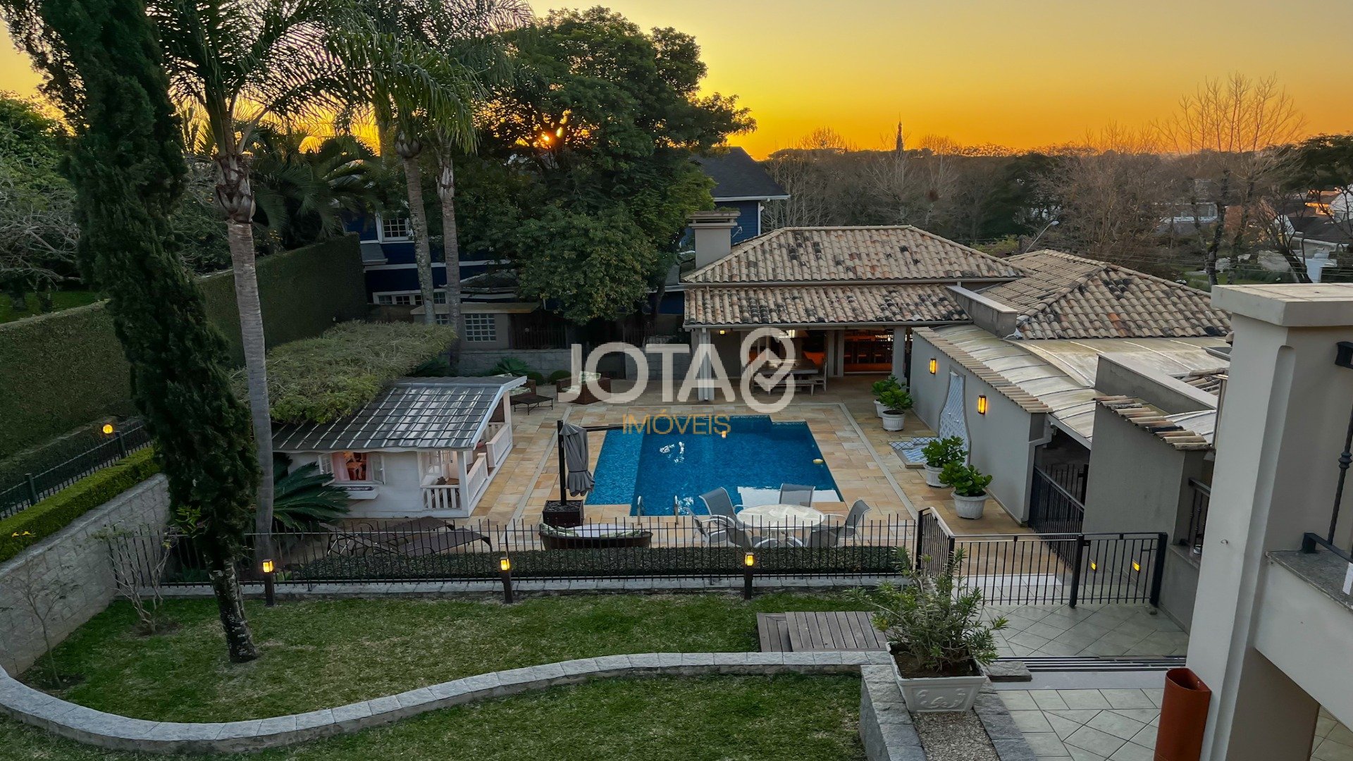 CASA EXCLUSIVA NO CONDOMÍNIO JARDIM COROADOS