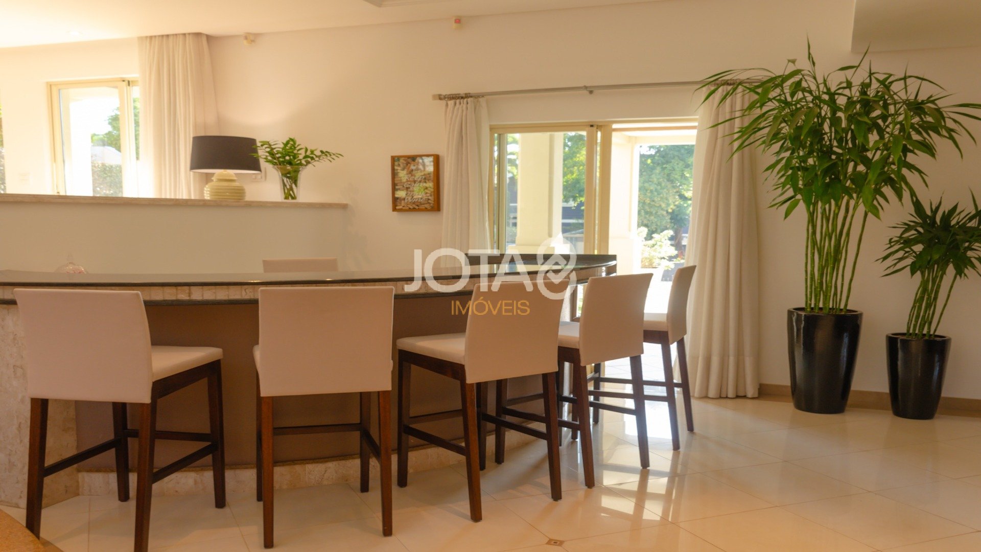 CASA EXCLUSIVA NO CONDOMÍNIO JARDIM COROADOS