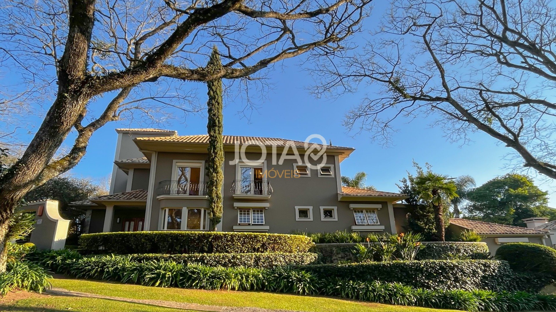 CASA EXCLUSIVA NO CONDOMÍNIO JARDIM COROADOS