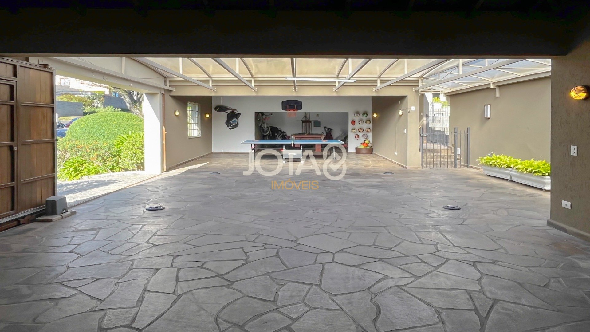 CASA EXCLUSIVA NO CONDOMÍNIO JARDIM COROADOS