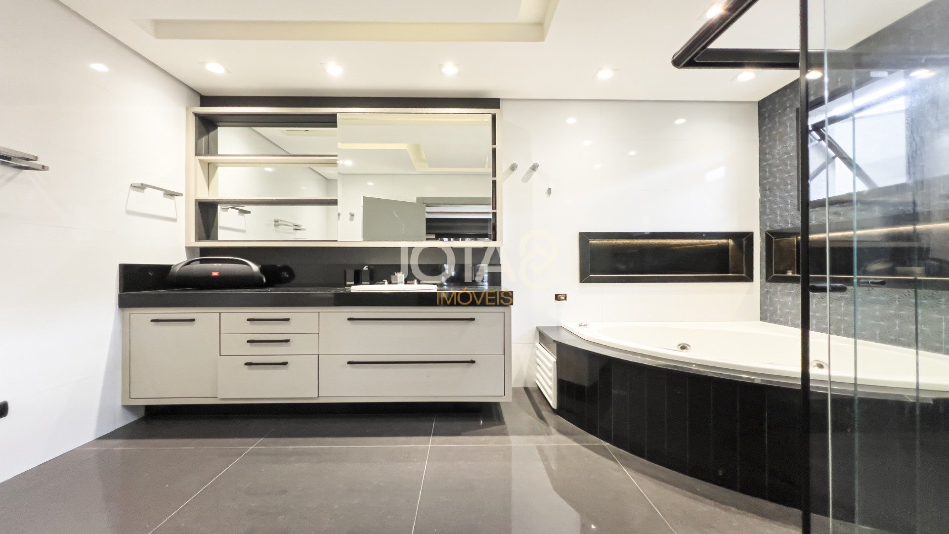 CASA ESPETACULAR COM 2.892M² DE TERRENO!