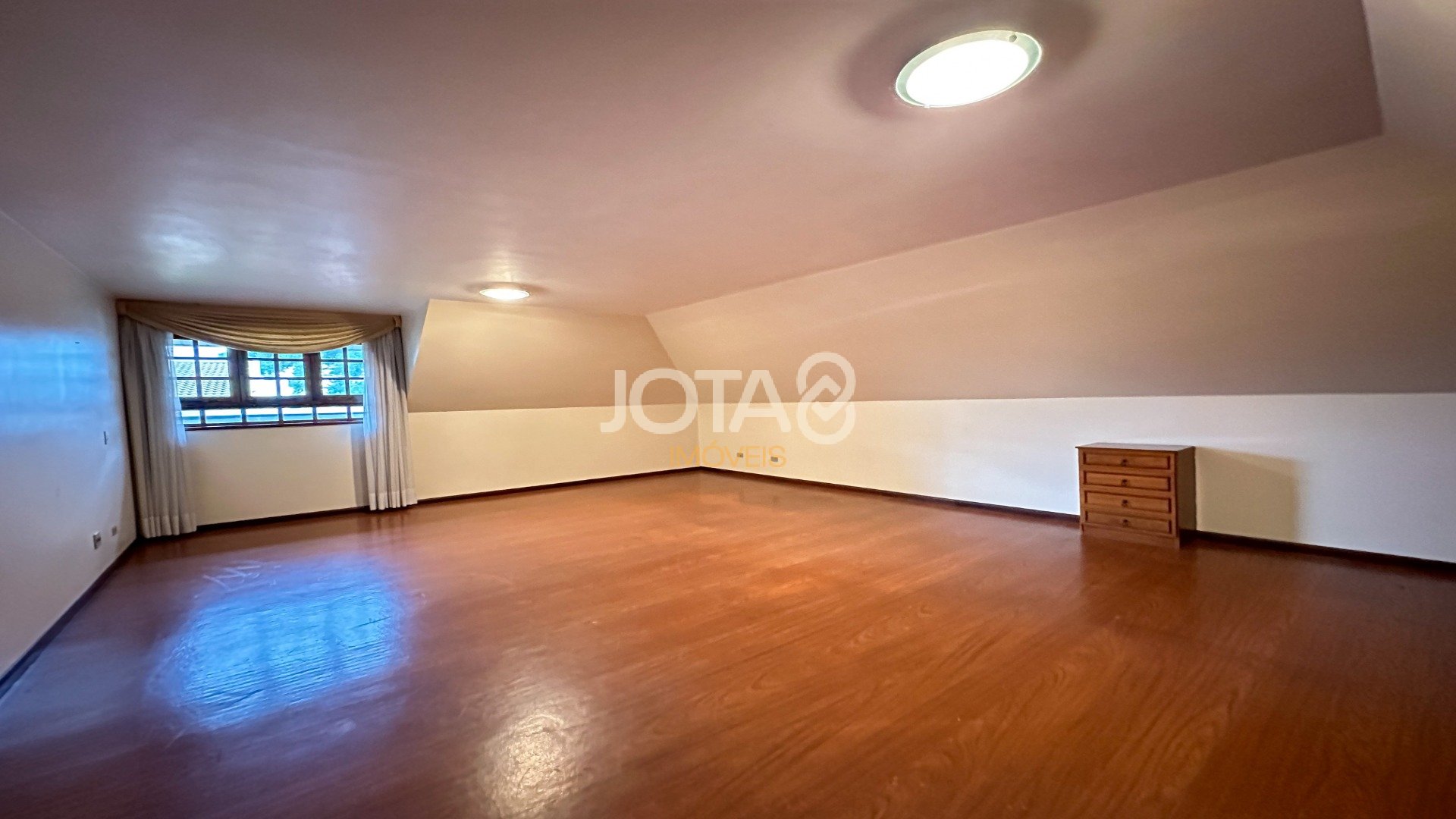 CASA COMERCIAL COM PISCINA PERTO DO BOSQUE ALEMÃO