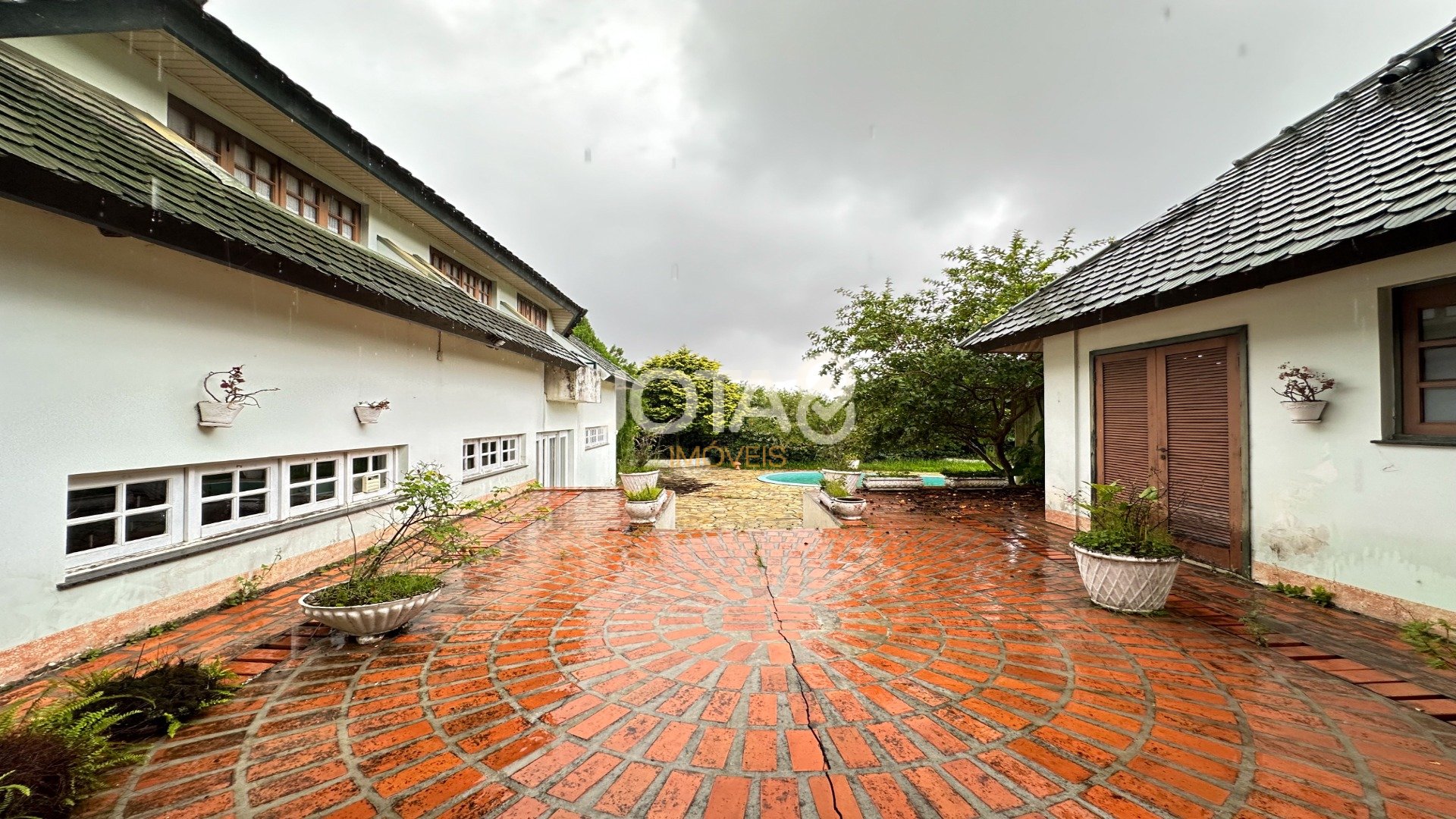 CASA COMERCIAL COM PISCINA PERTO DO BOSQUE ALEMÃO