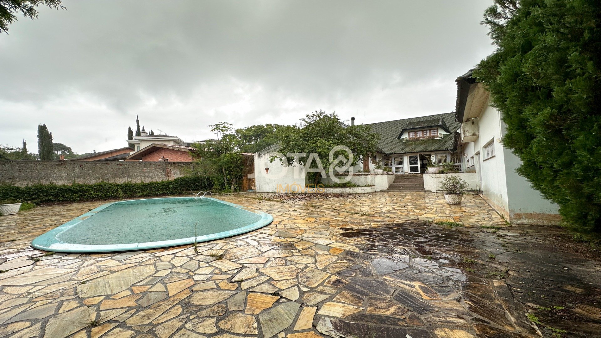 CASA COMERCIAL COM PISCINA PERTO DO BOSQUE ALEMÃO