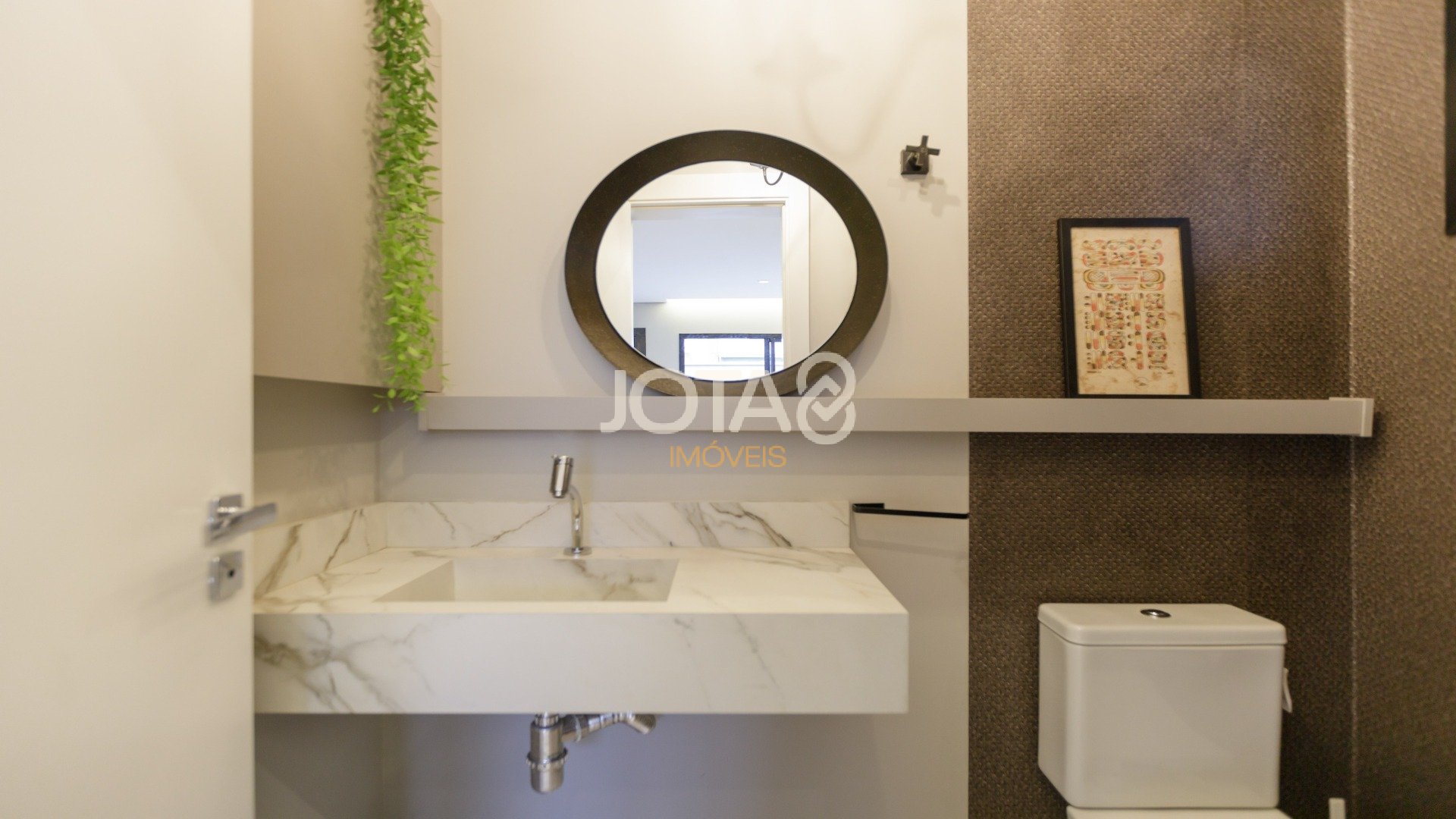 SOBRADO FINAMENTE DECORADO COM TRES QUARTOS NO ÁGUA VERDE