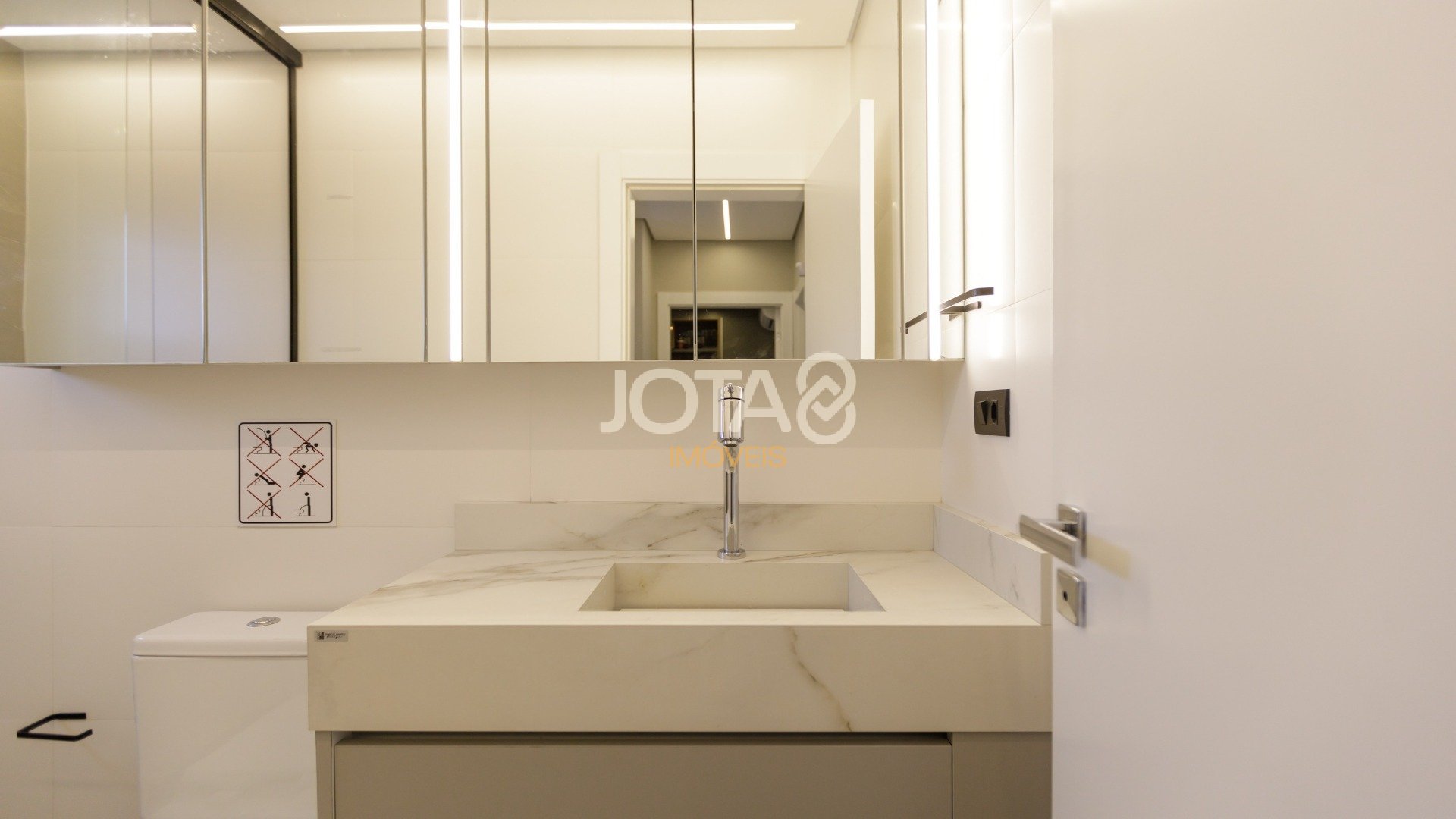 SOBRADO FINAMENTE DECORADO COM TRES QUARTOS NO ÁGUA VERDE