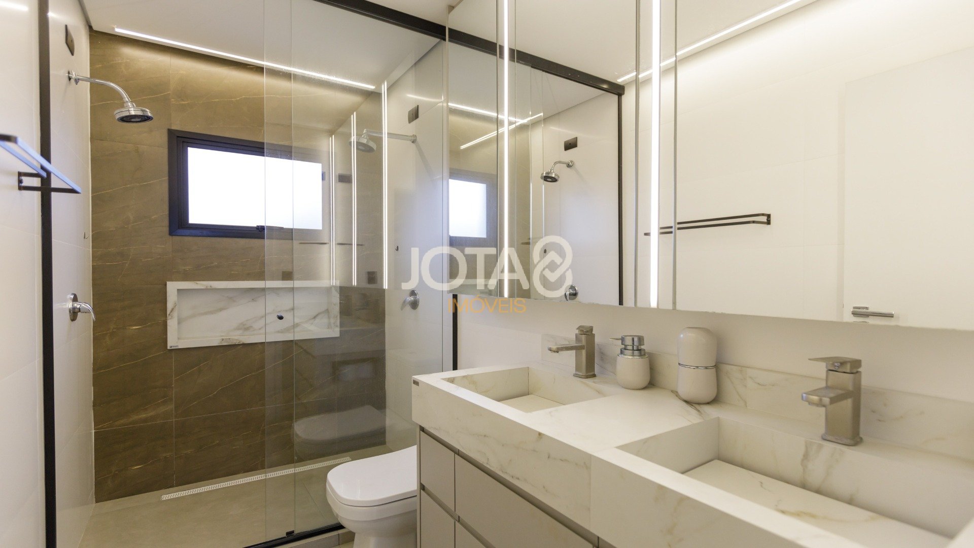 SOBRADO FINAMENTE DECORADO COM TRES QUARTOS NO ÁGUA VERDE