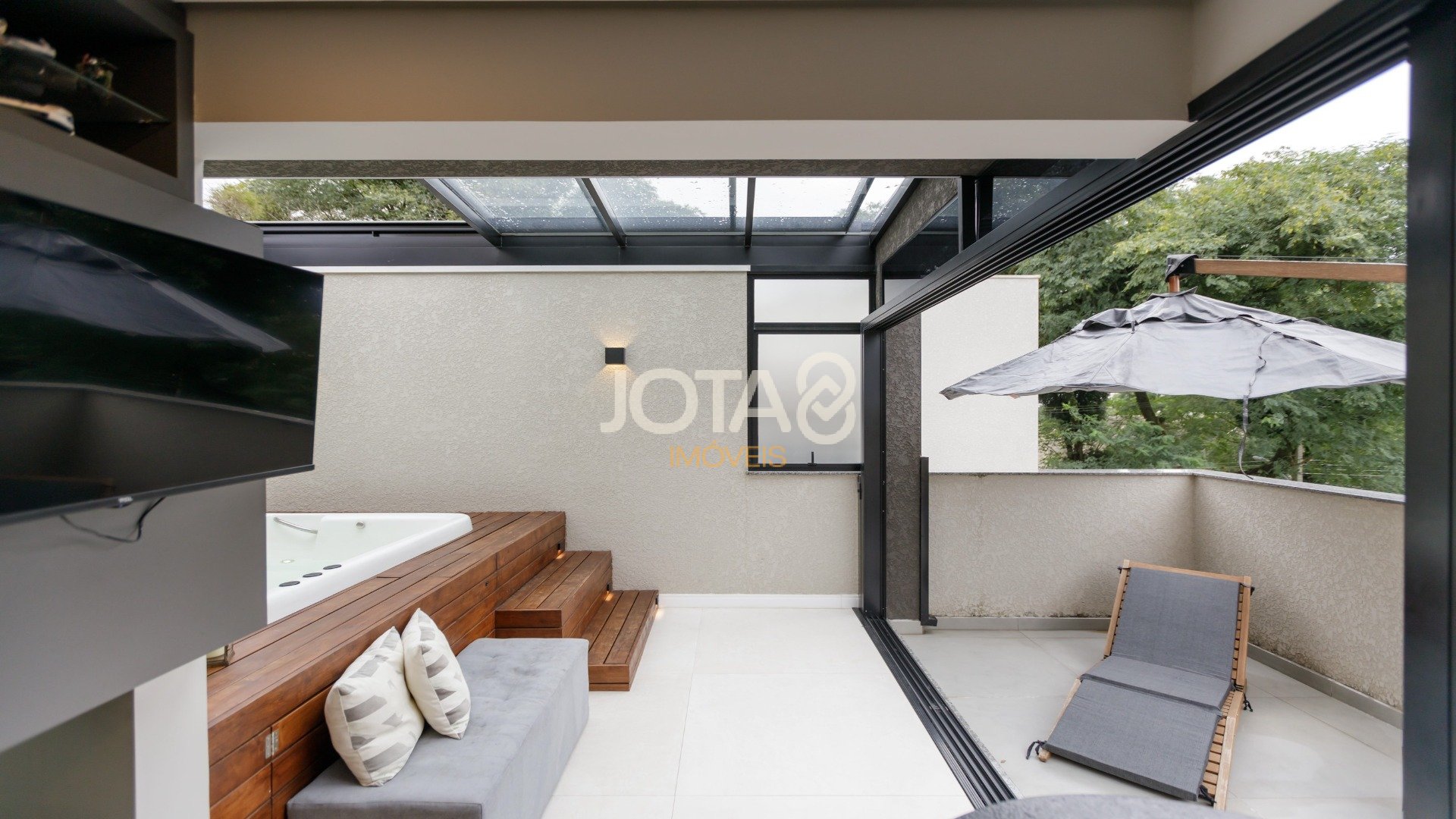 SOBRADO FINAMENTE DECORADO COM TRES QUARTOS NO ÁGUA VERDE