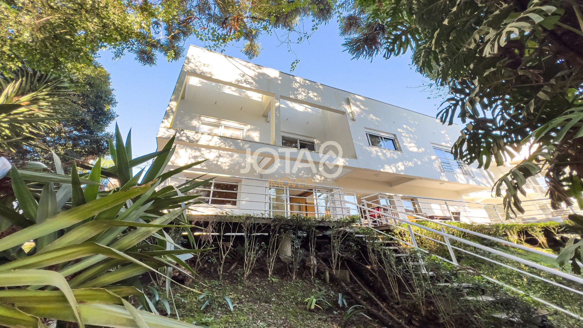 CASA EM CONDOMÍNIO FECHADO COM 4 DORMITÓRIOS